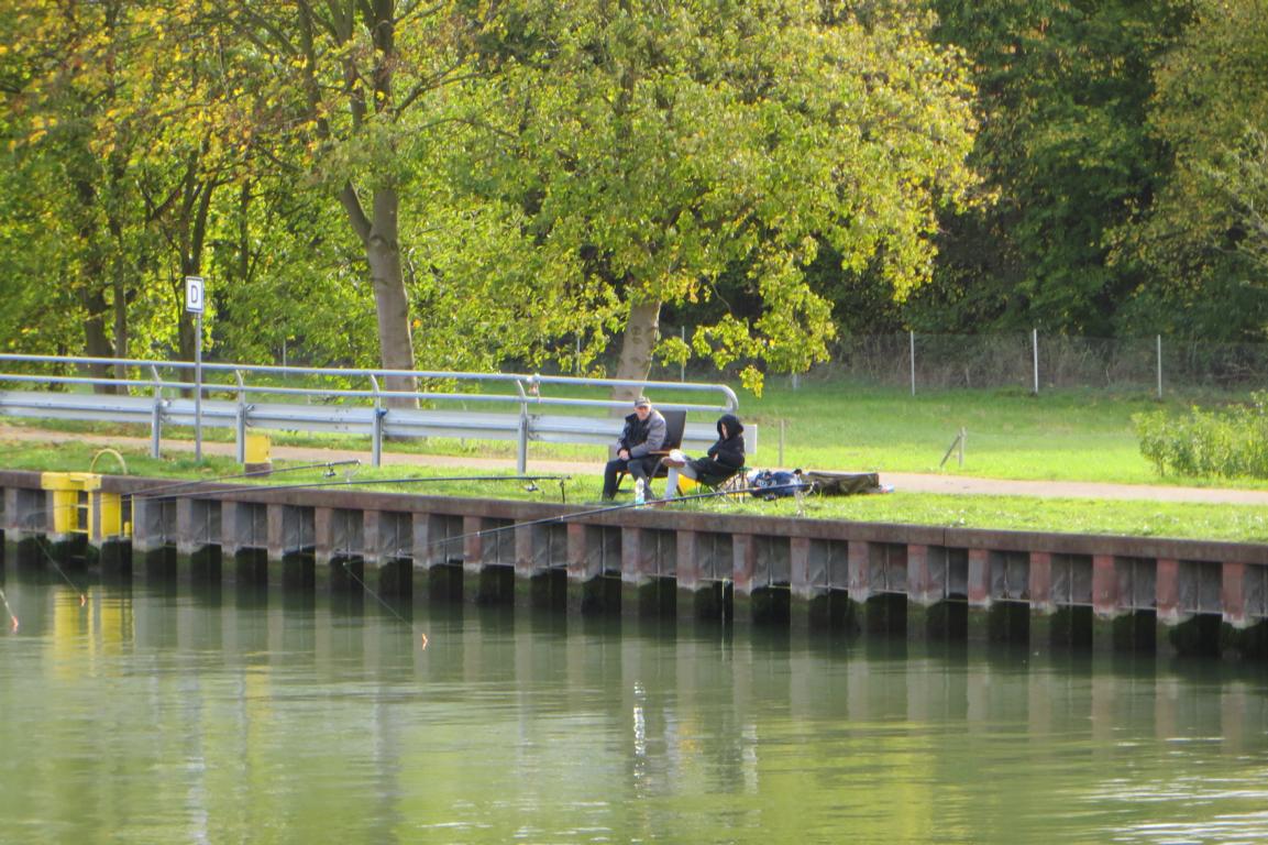 Angler am Kanal